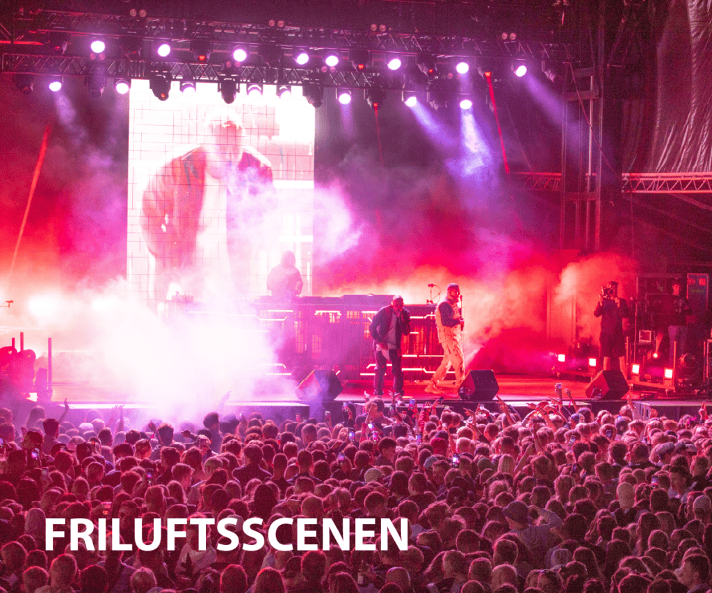 Bakkefest musikscene med liveoptrædener og feststemning.